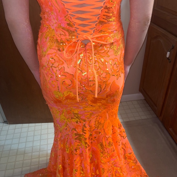 Beautiful orange sequin gown - Picture 5 of 6